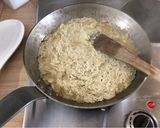 Une image de l'étape 1 de Riz à l’espagnol, pleurotes et jambon au safran.