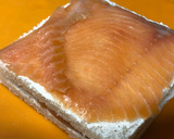 Foto del paso 5 de la receta: Canapés de salmón y surimi