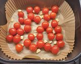 Foto del paso 1 de la receta: Burrata con pesto, aceitunas y tomate