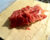 Foto del paso 2 de la receta: Hojaldre de tortilla de patata, jamón serrano y queso