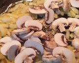 Foto langkah ke 1 dari resep Spaghetti mushrooms Alfredo.