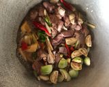 รูปขั้นตอนการทำที่ 2 ของ คั่วแห้งเครื่องในไก่น้ำปลาร้า