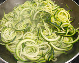 Foto del paso 7 de la receta: Espagueti de calabacín en salsa de yogurt. (mar y montaña)