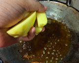 Gambar langkah 2 resipi Ayam Kicap Kentang Terung.