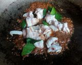 รูปขั้นตอนการทำที่ 1 ของ ผัดพริกแกงสับปะรดกับหมูสามชั้น