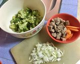 Foto langkah ke 1 dari resep Tumis Brokoli Baso Wortel.