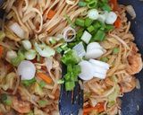 Foto langkah ke 7 dari resep Mie Goreng Udang Sayur.