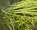 Hình bước làm 1 của món Cải kale xào tỏi