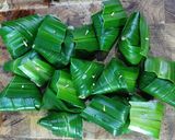 Hình bước làm 3 của món Thịt ức gà cuộn lá nếp chiên