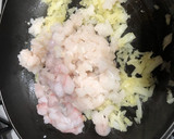 Foto del paso 6 de la receta: Crepes rellenos de picada de pescado y marisco con salsa al cava