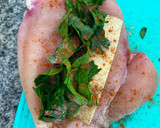 Foto del paso 4 de la receta: Pollo relleno con queso, espinaca y crema de leche