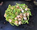 Une image de l'étape 6 de Saucisses aux poivrons verts et épices créoles.