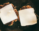 Foto del paso 6 de la receta: Hamburguesa con queso, cebolla caramelizada y patatas fritas