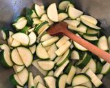 Natúr gombás csirkemell párolt cukkinivel recept fázis 2 fotója