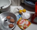 Foto langkah ke 1 dari resep Caramel Cake/Bolu Sarang Semut Anti gagal.