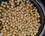 A picture of step 2 of Chickpeas/chhole masala.
