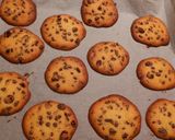 Foto del passaggio 7 della ricetta Biscotti con uvette e gocce di cioccolato
