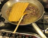 Foto del passaggio 3 della ricetta Spaghetti mantecati con cipolla di Tropea acciughe e prezzemolo