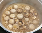 Foto del paso 3 de la receta: Pincho de Champiñones en su salsa
