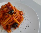 Foto del paso 8 de la receta: Macarrones con salchichas y olivas negras en salsa de tomate