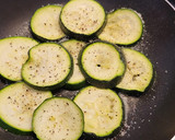 Foto del paso 2 de la receta: Salmón ennegrecido y calabacín