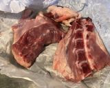 Une image de l'étape 1 de Chevreau mariné façon créole aux oignons,épices,citron et herbes aromatiques.