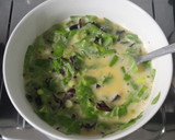 Foto langkah ke 3 dari resep Omelette Bayam Jamur Kuping.