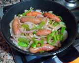 Foto del paso 3 de la receta: Salchichas frescas de ternera con cebolla caramelizada y cereza