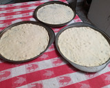 Foto del paso 1 de la receta: Pizza con pesto, queso mantecoso y aceitunas negras