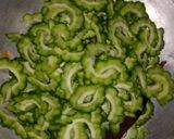 Foto langkah ke 3 dari resep Pare bumbu iris.