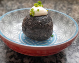 Foto del paso 9 de la receta: Buñuelos de bacalao con tinta de calamar