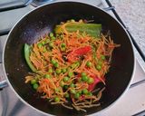 Foto del paso 3 de la receta: Fideos con salmón y gambas
