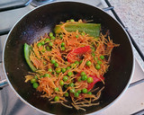 Foto del paso 3 de la receta: Fideos con salmón y gambas