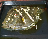 Foto del paso 3 de la receta: Rodaballo al horno con refrito de ajos