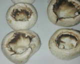 Foto del paso 1 de la receta: Champiñones rebozados rellenos de queso de cabra