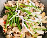 Hình bước làm 5 của món Thịt Heo Rừng Xào Nấm Đùi Gà