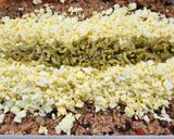 Foto del paso 4 de la receta: Pastel de papa con relleno de carne - con cebolla, morrón, aceituna, huevo duro y pasas de uva