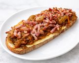 Foto del paso 6 de la receta: Tosta de berenjena y cebolla caramelizada