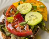 Une image de l'étape 3 de Tartine tomate, chèvre, miel et thym.