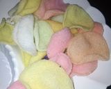 A picture of step 2 of Colored prawn crackers.