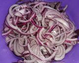 Virslis lilahagyma saláta tejfölösen recept fázis 1 fotója