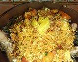 Foto langkah ke 3 dari resep Indomie goreng kembang kol.