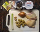 Foto del paso 1 de la receta: Pollo a la crema con champiñones y hongos de pino