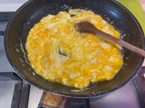 Huevos revueltos con queso