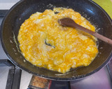 Foto del paso 3 de la receta: Huevos revueltos con queso