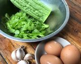 รูปขั้นตอนการทำที่ 1 ของ มะระผัดไข่