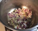 Une image de l'étape 6 de Moules épicées aux oignons rouges, ail fumé et sauce roquefort.