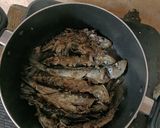 Hình bước làm 2 của món Cá mòi sốt cà chua nước mắm