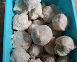 Foto langkah ke 1 dari resep Bistik Bola-Bola Ayam.