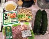 櫛瓜雞肉佐小米(鑄鐵鍋版)的食譜步驟1照片
